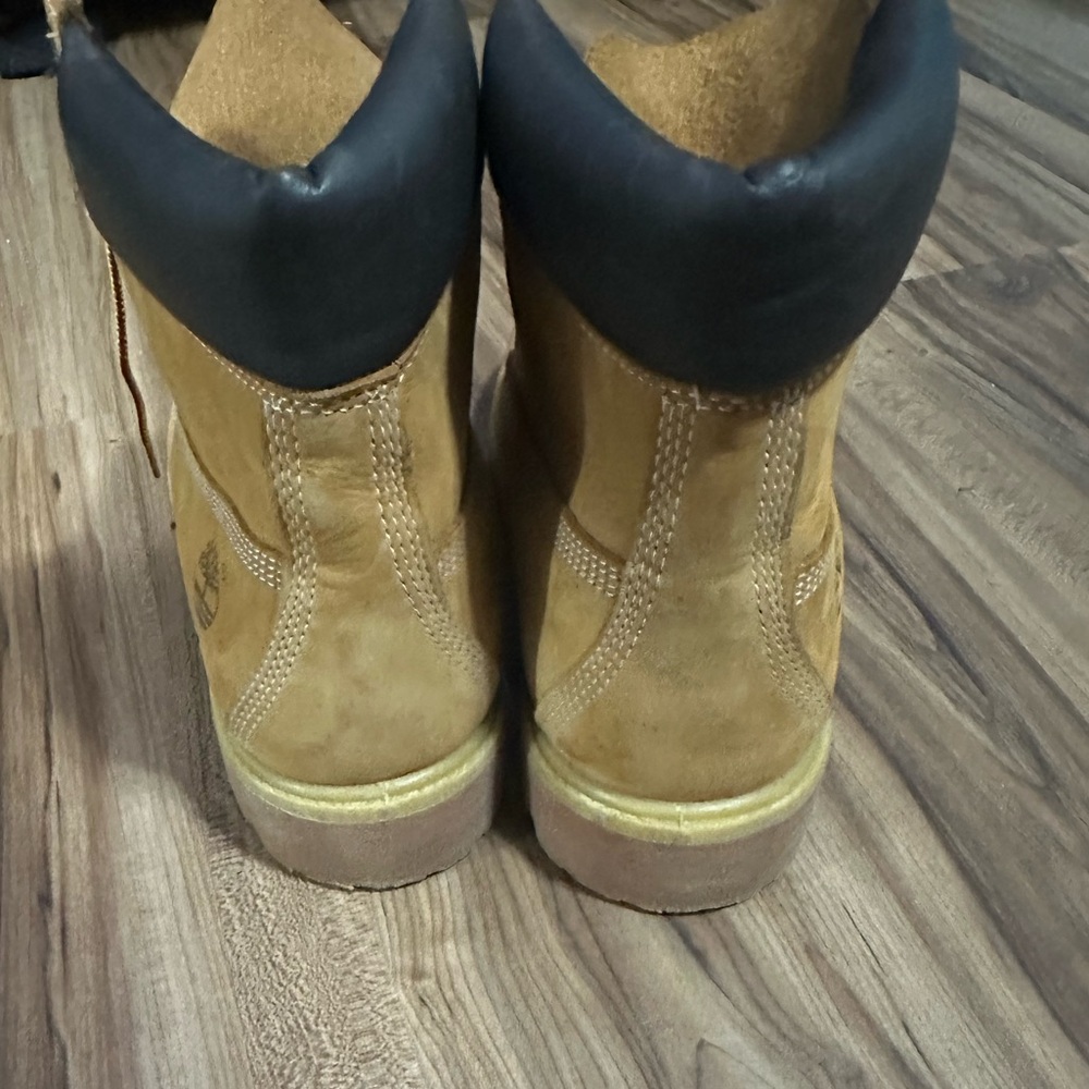 Men’s timberland boots size 9.5. Scuff on the front as shown need boot cleaner.